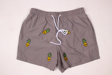 Lade das Bild in den Galerie-Viewer, Bain de Mer Shorts Herren | Badehose mit Pineapple-Skull-Stickerei
