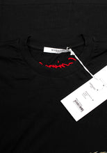 Lade das Bild in den Galerie-Viewer, Givenchy Herren T-Shirt | Designer Style ID: BM70ED3002001 Made in Portugal | MEN Podium W18
