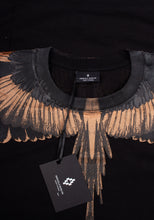 Lade das Bild in den Galerie-Viewer, Marcelo Burlon Herren T-Shirt | Aufwändiger Print &amp; Hochwertiges Baumwollmaterial | Wings
